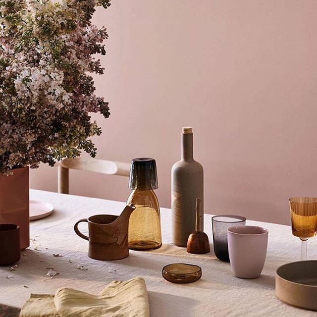 thenewcraftsmen's tweet photo. Gorgeous photo by @jakecurtisphoto for @elledecorationuk in collaboration with talented folks @saniapell @florabathurst. This one features our @michealruhstudio glass carafe and beaker, plus our @grantmccaig bell. Discover the pieces on our website.
.
.
… https://t.co/MRlLvjX24N https://t.co/VE2ZjLcn1g