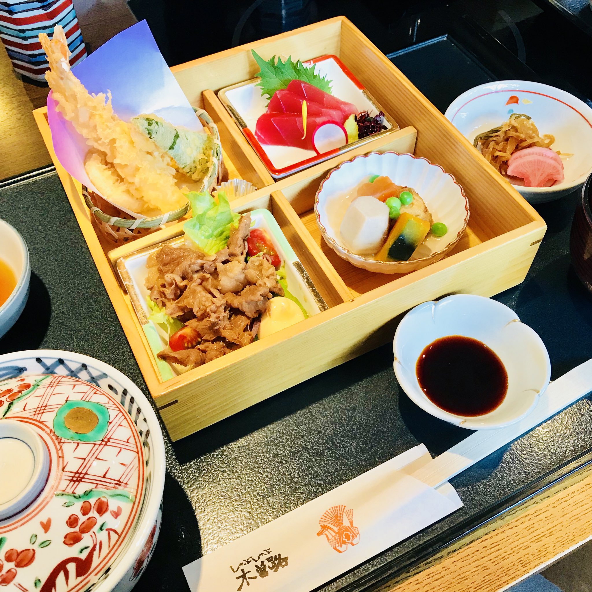 湘南らぱん 日本料理 しゃぶしゃぶの木曽路 藤沢店のランチには平日限定で松花堂弁当があります 天ぷら お刺身 牛肉の甘煮 茶碗蒸し等色々ついて1300円弱 ランチの金額としてはちょっと贅沢ですがとてもコスパ良いな と思います 美味しいです