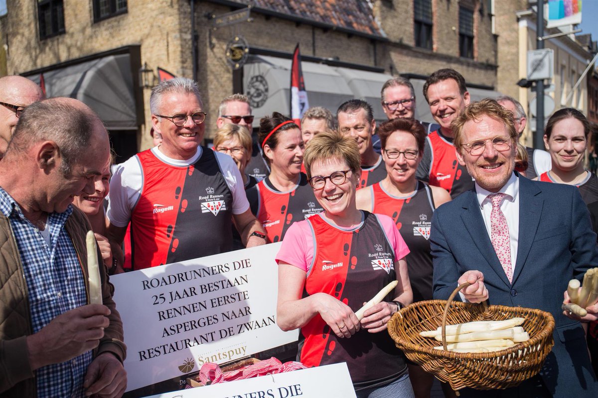 Het is een jaarlijkse traditie dat de eerste asperges van Etten-Leurse grond van De Santspuy naar restaurant De Zwaan worden gebracht. Dit jaar gebeurde dat lopend door de Roadrunners die 25 jaar bestaan.