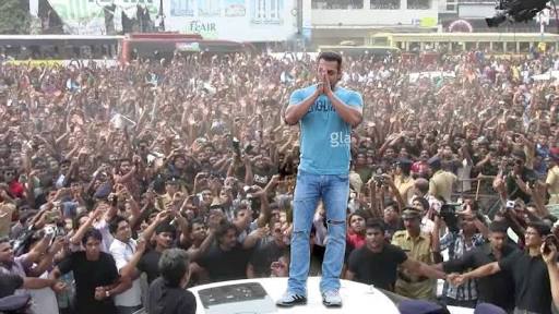 iamsrk_brk's tweet photo. Love From SRK Fans :)

#SalmanGetsBail https://t.co/wFgLFLaOQc