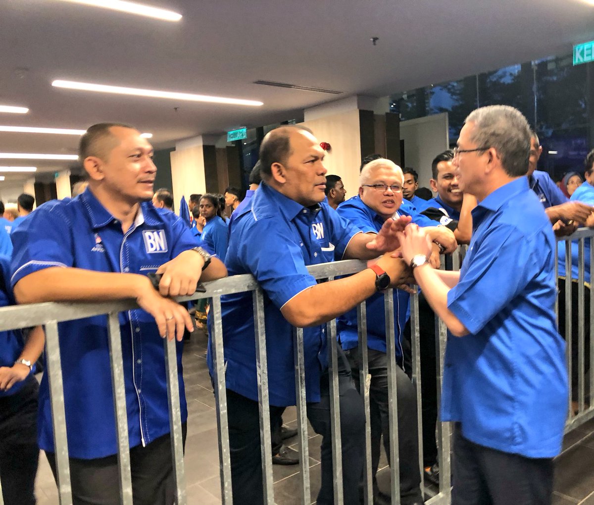 MisiahTaib's tweet photo. YBM @MOWorks @PetraJayaMP sejurus tiba di majlis pelancaran Manifesto Barisan Nasional (BN) #DahulukanRakyat #NegarakuHebat #ManifestoBNPRU142018 https://t.co/OW5A1SUF8I