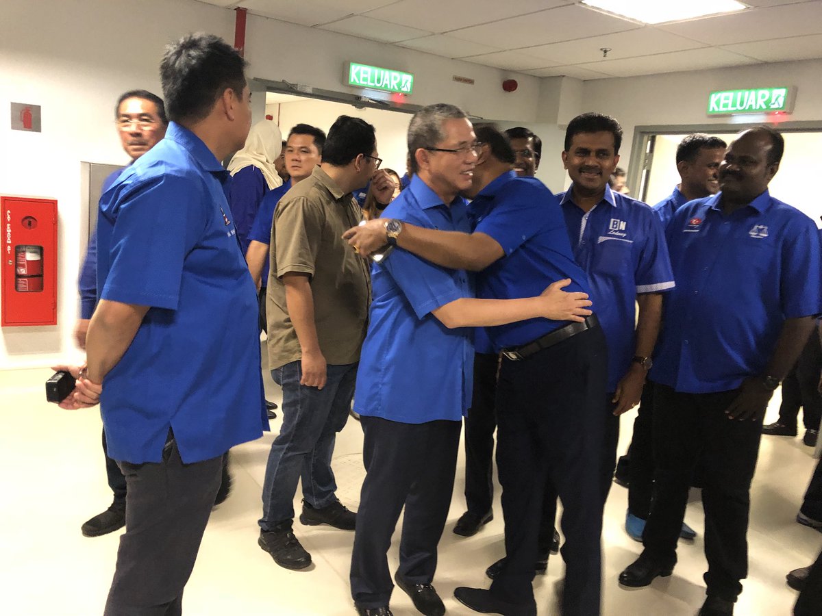 MisiahTaib's tweet photo. YBM @MOWorks @PetraJayaMP sejurus tiba di majlis pelancaran Manifesto Barisan Nasional (BN) #DahulukanRakyat #NegarakuHebat #ManifestoBNPRU142018 https://t.co/OW5A1SUF8I