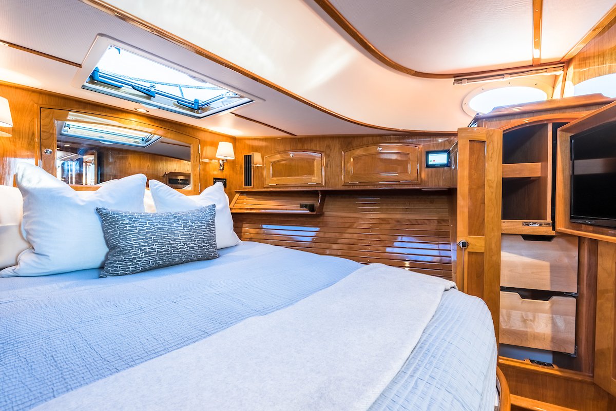 HinckleyYachts's tweet photo. For comforts aboard without compromising style, enjoy a movie from your queen bed on a TV that easily slides into hiding. #Talaria48 #HinckleyYachts #HinckleyTalaria48 #Flybridge #Berth #Cabin #Comforts #Boating #DownBelow https://t.co/8ML5Wrc4H8