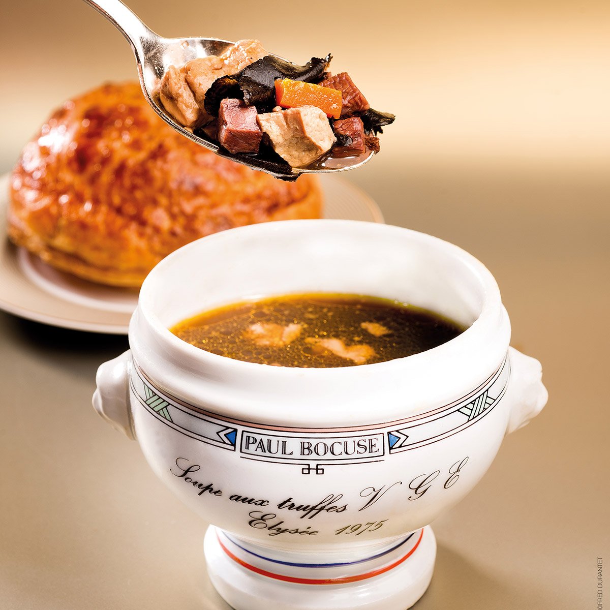 ArtsGastronomie's tweet photo. On ne pouvait pas faire de dossier 3 étoiles sans évoquer Monsieur @PaulBocuse et sa célèbre soupe aux truffes ! Une référence !
La recette est à retrouver dans notre magazine de printemps spécial étoiles Michelin
Photo : Restaurant Paul Bocuse https://t.co/FZLIrJbEee