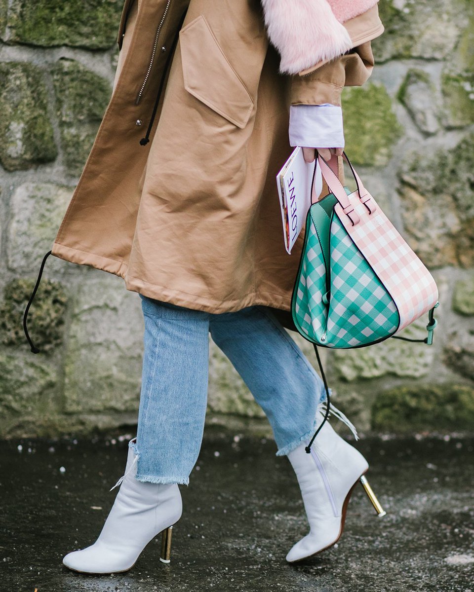 LoeweJP's tweet photo. 明るく柔らかいスプリングカラーでファッションを楽しもう。
https://t.co/Yx9Tqq8FrG
#LOEWE #ロエベ #HammockBag #Missy #Basket #LOEWESS18 https://t.co/0SQkBr8dFi