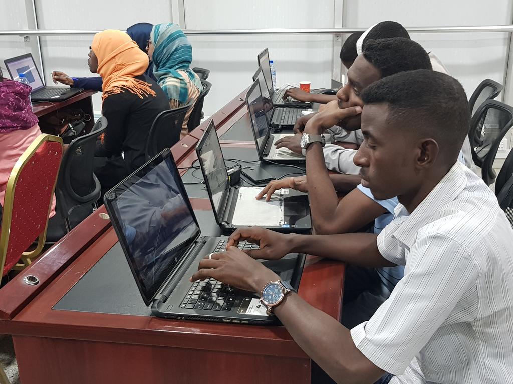 SudanNOG's tweet image. #Unix_Boot_Camp participants are exploring #Linux_command_line with Eng. Mohamed Yusuf.
#SDNOG #SdNOG_Workshops