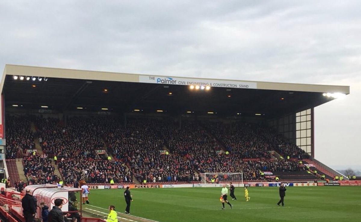 AwayDays_'s tweet photo. Sheffield United fans at Barnsley today. #SUFC https://t.co/xWxn0Uok4T