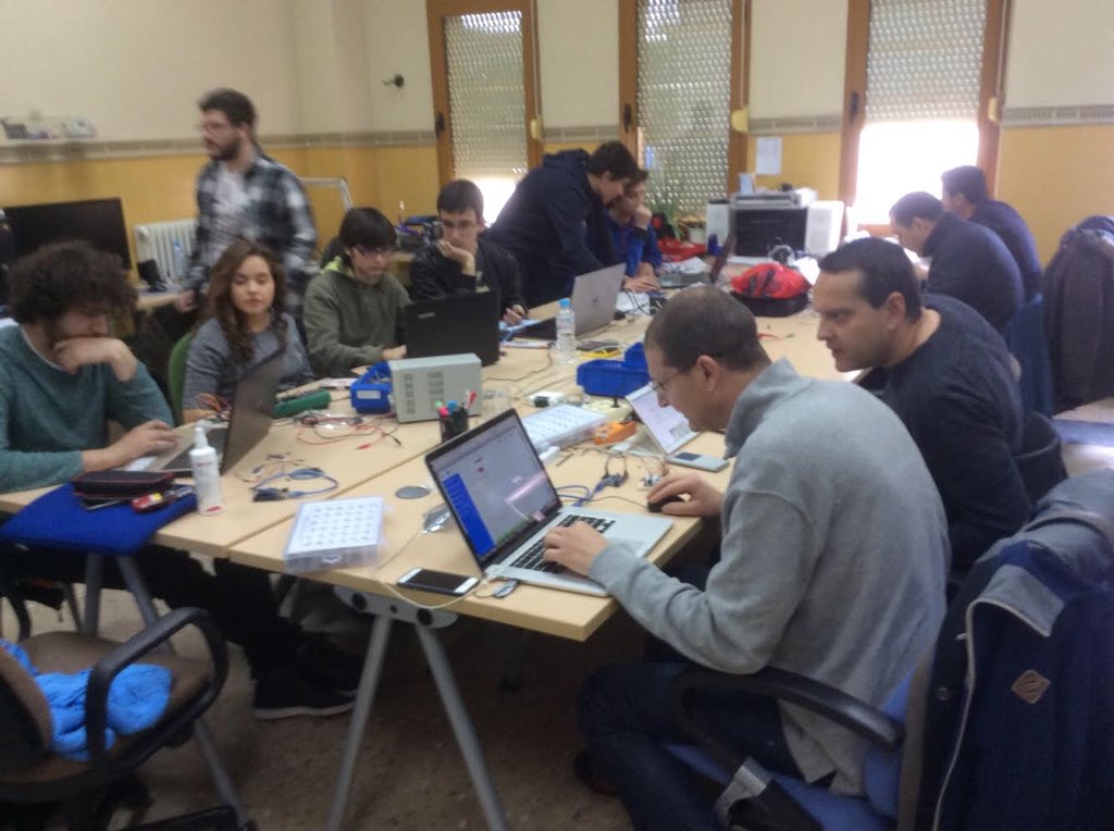 EPCC_Unex's tweet image. Acabando el #ArduinoChallenge en el laboratorio de @SolEpcc con @EstudiantesEPCC a pto de empezar el #ElevatorPitch de los participantes @infouex #ArduinoDay2018