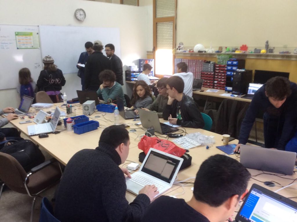 EPCC_Unex's tweet image. Acabando el #ArduinoChallenge en el laboratorio de @SolEpcc con @EstudiantesEPCC a pto de empezar el #ElevatorPitch de los participantes @infouex #ArduinoDay2018