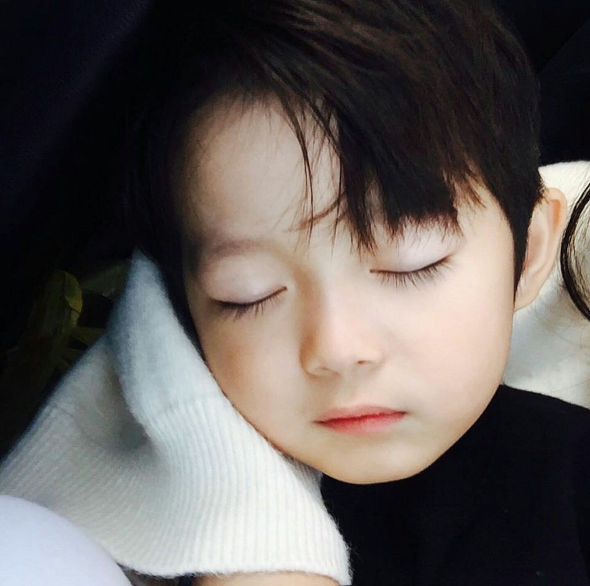 seongwoolookmae's tweet photo. เรื่องราวของ ซิงเกิ้ลมัมกับลูกชายวัย 4 ขวบ ที่กำลังเดินทางกลับจากต่างประเทศเพื่อมาเยี่ยมญาติที่เกาหลี

"น้องดีน... ดีแลนครับ ใกล้ถึงแล้วนะครับลูก"

"งือออ หม่ามี๊ ดีนจานอน"

เด็กชายดีแลน ผู้เป็นดั่งแก้วตาดวงใจของซองอู https://t.co/EkunFeyOfy