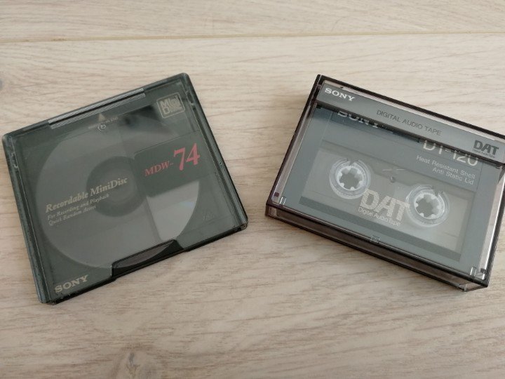 _schlicki's tweet photo. Das waren mal richtig, also so richtig, gute Audiodatenträger. Und ich mag sie immer noch. #audioclassics #DAT #MiniDisc #Sony #90er https://t.co/tF8rqpvOEB