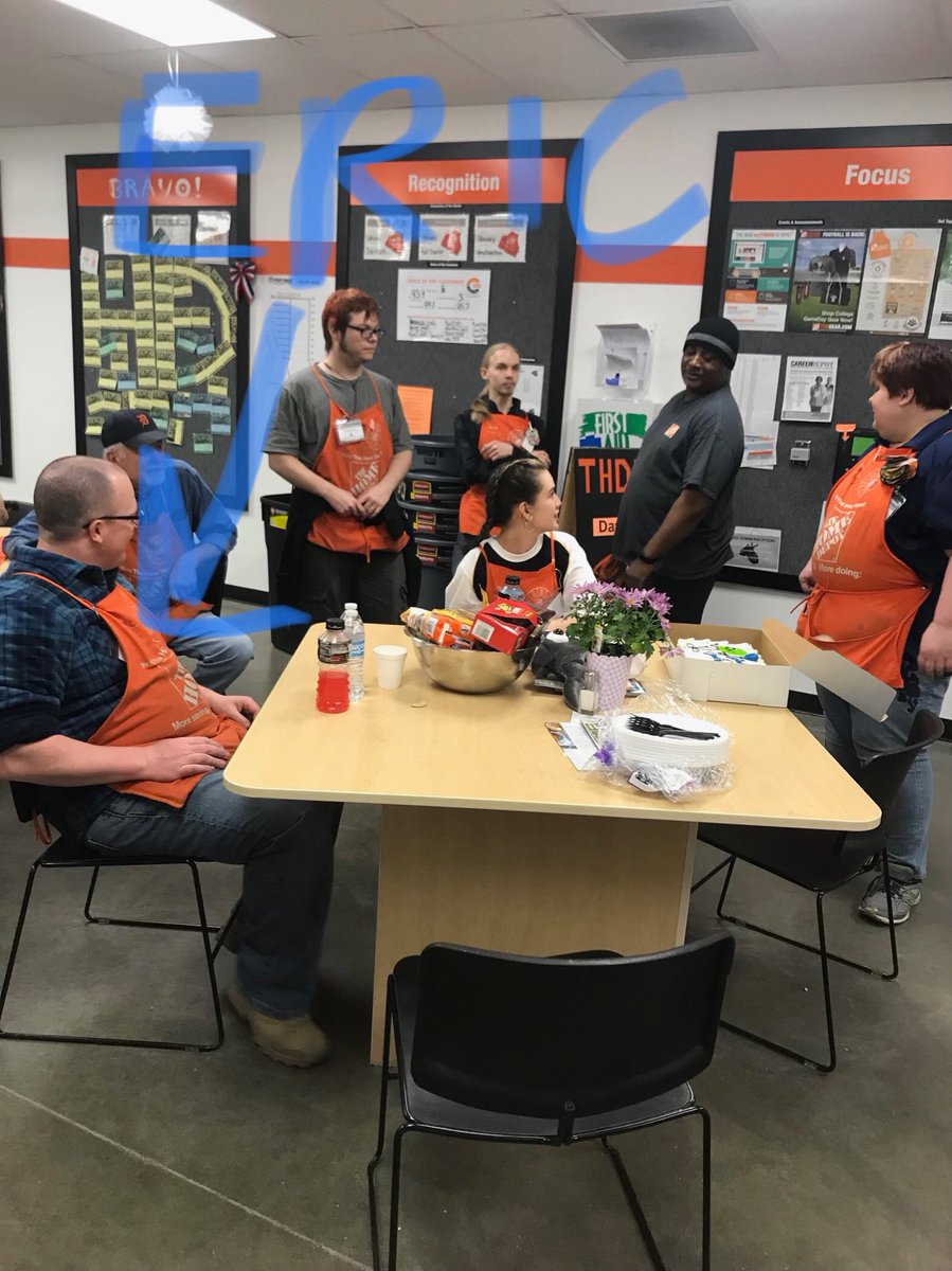 2780’s last night working freight with Eric Miller. It’s been our pleasure sir! You will be missed!
#sharknado #rykescaketodrownoursorrow
#thenewesticeroadtrucker 
<a href="/ErinJelley/">Erin Jelley</a> <a href="/chadgee1/">Chad Galombeck</a> <a href="/BHomkes/">Brett Homkes</a> <a href="/BeahanPatrick/">patrick beahan</a>