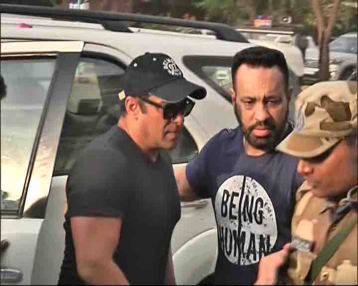 BSKFanClub's tweet photo. Exclusive: Tiger #SalmanKhan Reaches Jodhpur Airport! 😘 https://t.co/FgPPSh2L8Z