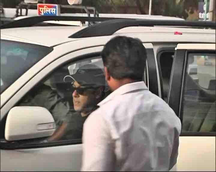 BSKFanClub's tweet photo. Exclusive: Tiger #SalmanKhan Reaches Jodhpur Airport! 😘 https://t.co/FgPPSh2L8Z