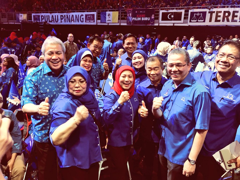 MisiahTaib's tweet photo. YBM @MOWorks @PetraJayaMP bersama Timbalan Ketua Menteri Sarawak; YBM @KPWKM @hjhrohanikarim, YBM di JPM @NancyShukri &amp; Menteri serta Menteri Muda Sarawak di pelancaran #ManifestoBNPRU142018 #DahulukanRakyat #NegarakuHebat https://t.co/McwCIp6Evf