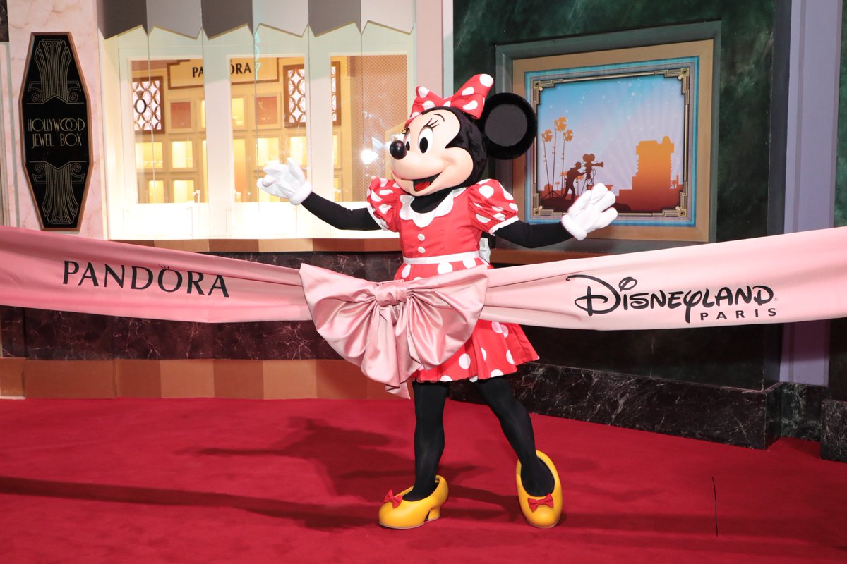 DisneyParis_EN's tweet photo. PANDORA’s bringing some extra sparkle to Disneyland Paris by opening a store in Walt Disney Studios Park!  As of today, discover the stunning collection of bracelets and Disney charms including some Disneyland Paris exclusives! #DISNEYxPANDORA #DisneylandParis https://t.co/t1o1xPVRPs