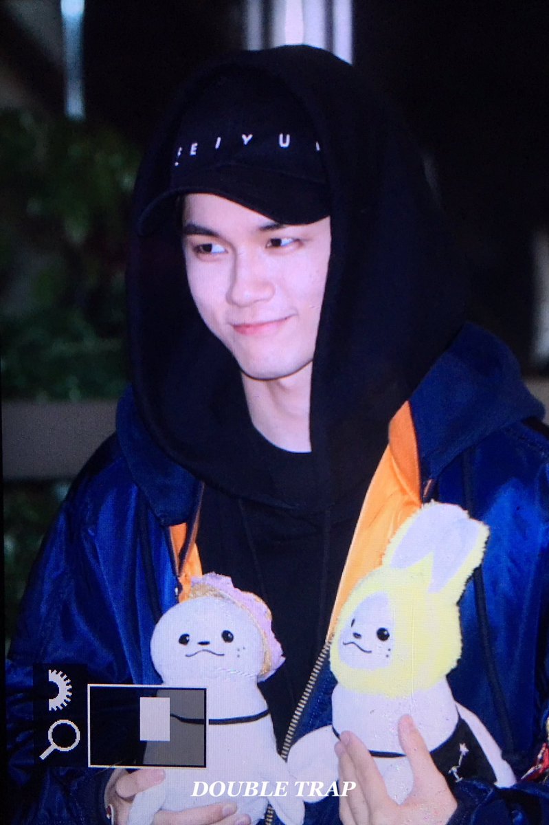 doubletrap_sw's tweet photo. 180407 퇴근 #성우 #옹성우 #ongseongwu #WANNAONE #워너원 https://t.co/tfMRQMzITv
