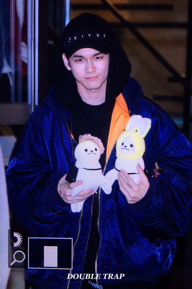 doubletrap_sw's tweet photo. 180407 퇴근 #성우 #옹성우 #ongseongwu #WANNAONE #워너원 https://t.co/tfMRQMzITv