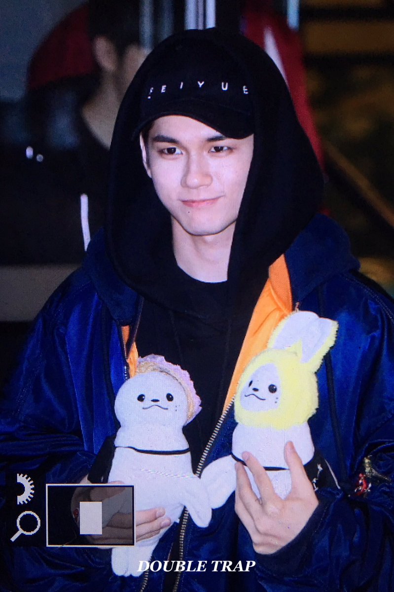 doubletrap_sw's tweet photo. 180407 퇴근 #성우 #옹성우 #ongseongwu #WANNAONE #워너원 https://t.co/tfMRQMzITv