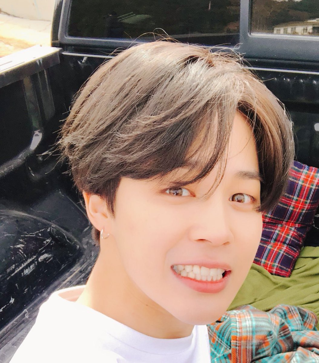 maknaejjj's tweet photo. jiminsie can you please tell us your skincare routine...

#PremiosMTVMiaw #MTVBRKPOPBTS 
@BTS_twt https://t.co/Z0L0Hd2Nna