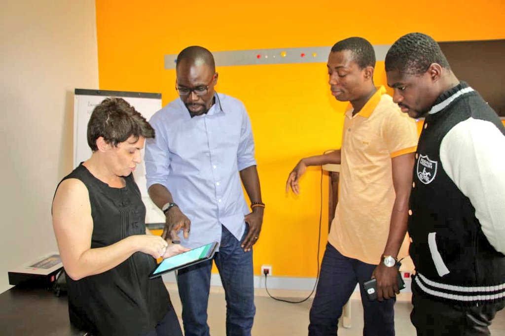 SG_labinno's tweet photo. Découverte par @caroguillaumin des applications développées par les start-ups du #Hackathon panafricain @SocieteGenerale #Larbreapalabres https://t.co/waQjjwBBL4