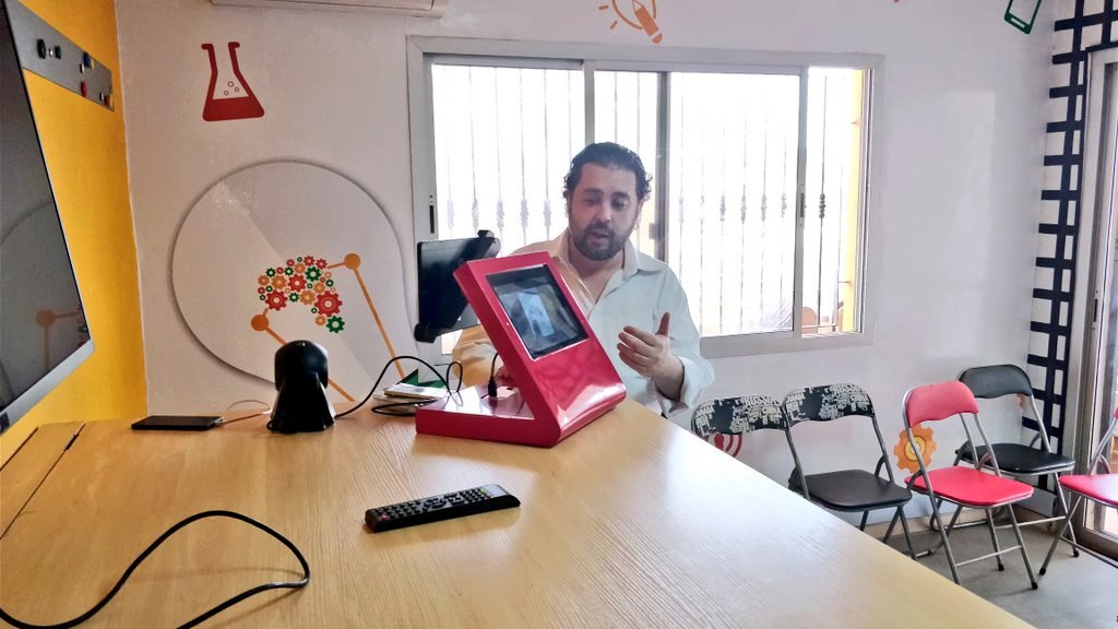SG_labinno's tweet photo. Découverte par @caroguillaumin des applications développées par les start-ups du #Hackathon panafricain @SocieteGenerale #Larbreapalabres https://t.co/waQjjwBBL4