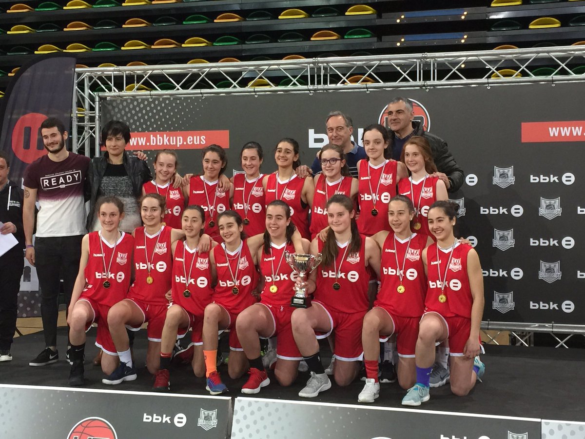 _BBKup's tweet photo. Lau txapeldun! 🏆🏆🏆🏆

@TabirakoBaqueST Jesuitak (Infantil femenino)
@GKesb (Mini masculino)
@PatroMaristas (Infantil masculino)
@GKesb A (mini femenino) 

👏👏👏👏👏👏👏👏👏👏
#bbkup18 https://t.co/BMxAEAaNWw