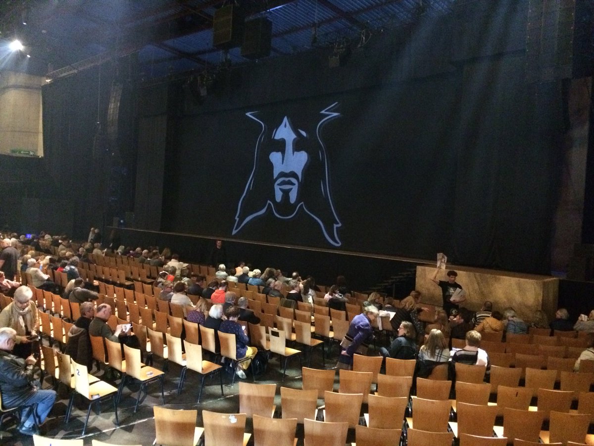 Massyholics's tweet photo. Live from #Lille 
Many people are expected at the #ZenithArena 
Show will start in a few minutes 🌟🌟👏👏
#Massyholics 💛☀️🌻
@mike_massy https://t.co/xDB72ACvXS
