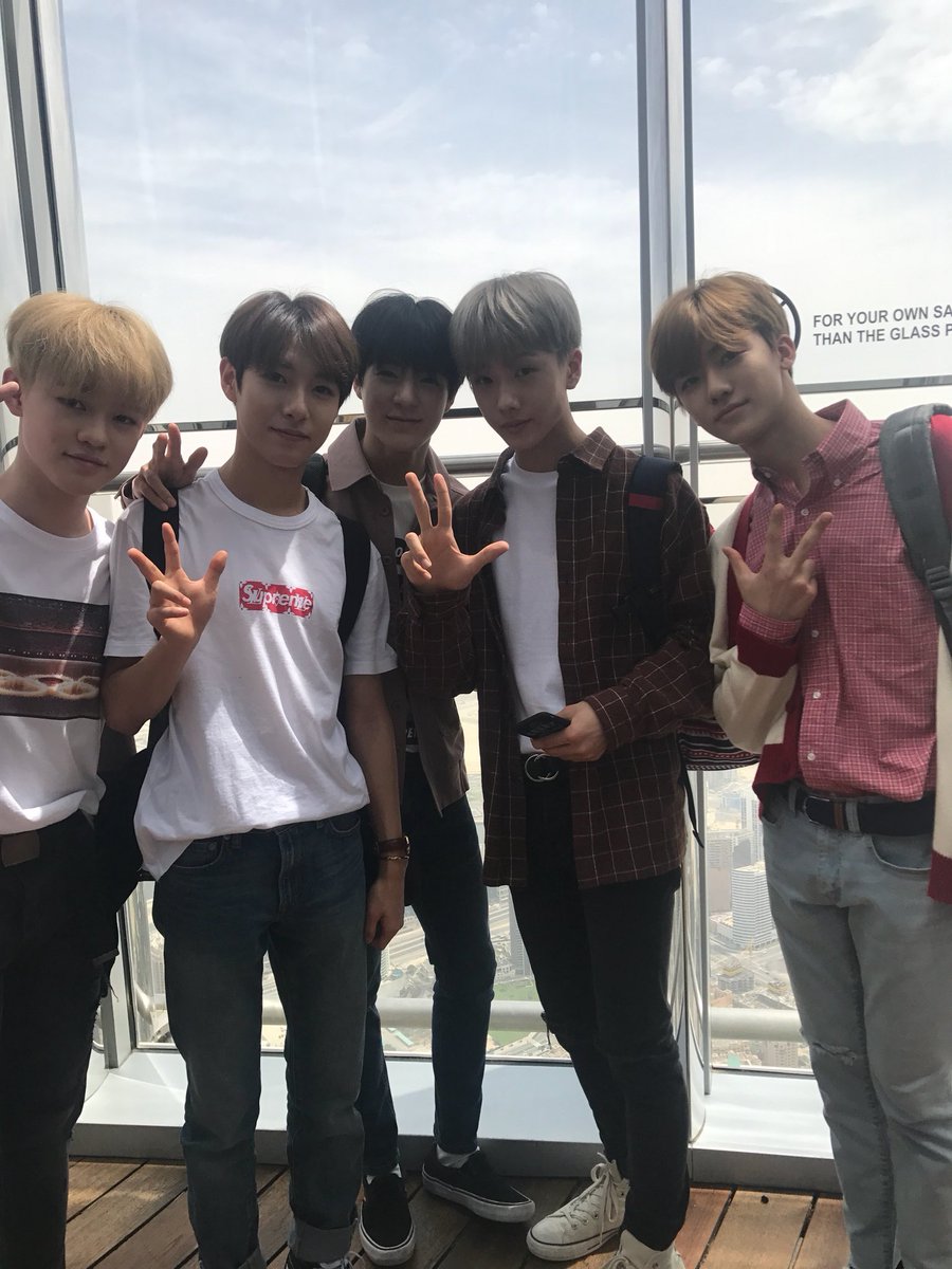 najaeminpics's tweet photo. 180407 Visiting the Burj Khalifa💚 https://t.co/yMmMKWMBYE
