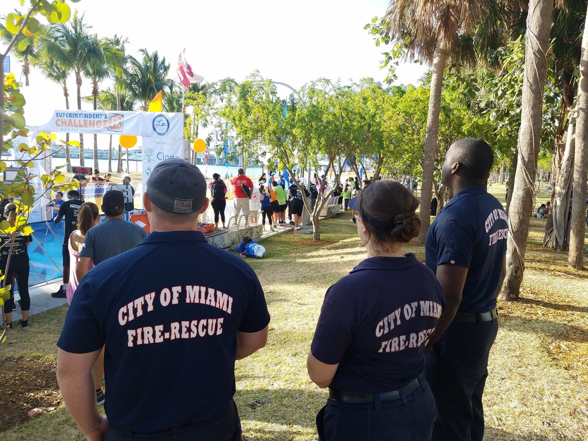 IgnatiusCarroll's tweet photo. #miamifire providing #EMS services for the #miamidadeschools #superintendents5kchallenge at Museum Park. https://t.co/DjlGUQ4OZE