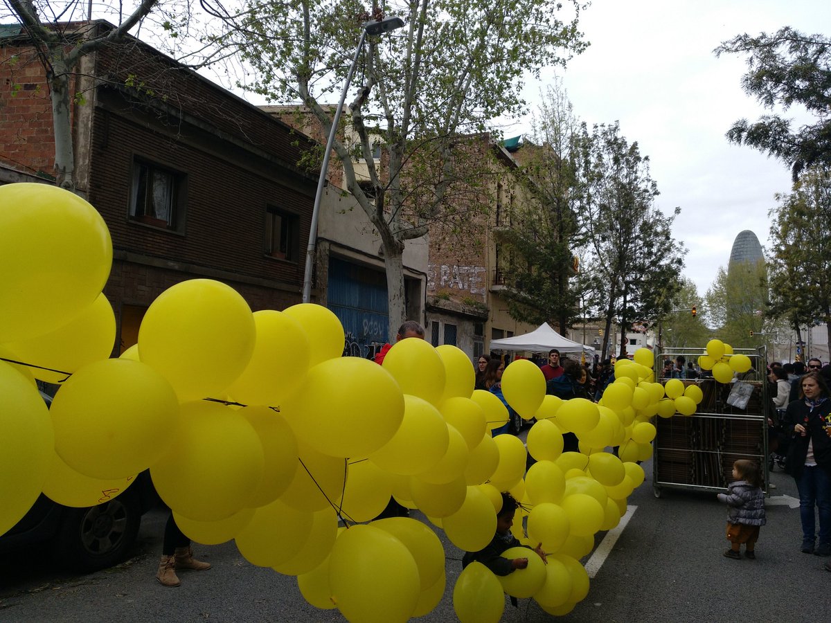 espaipv's tweet photo. Globotà amb 155 globus per exigir llibertat! #FallesPopulars #FallesBcn2018 https://t.co/49eKaoyRZh