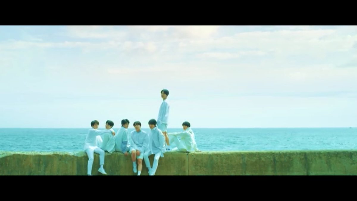 LeKook3's tweet photo. Chong chóng chỉ quay khi trời có gió_ARMY chỉ cười khi nơi đó có các anh oppa #PremiosMTVMlAW #MTVKPOPBTS @BTS_twt https://t.co/KgO1luS0OF