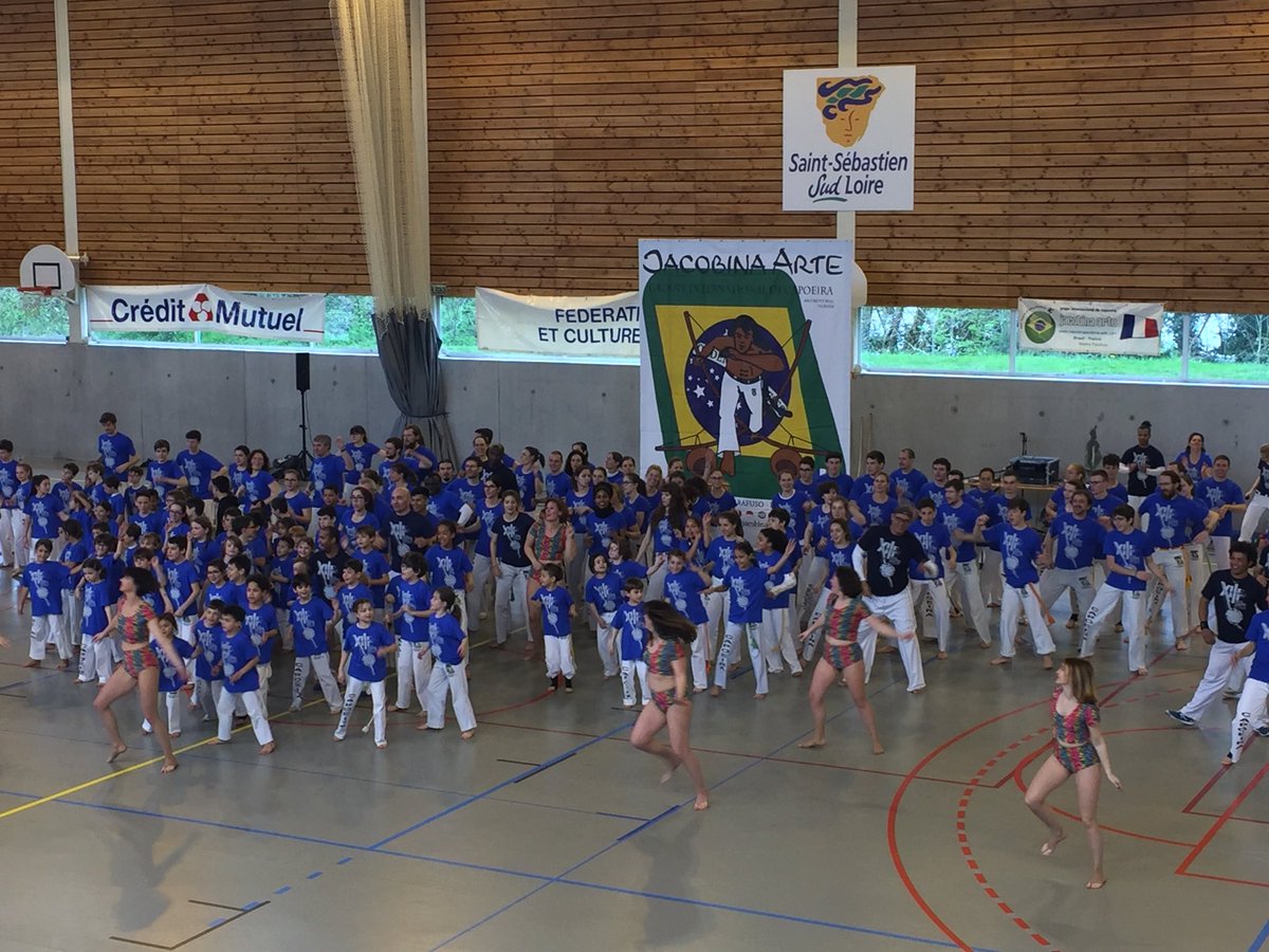 PatJean44's tweet photo. Vous ne rêvez pas notre Maire de @stsebsurloire @TURQUOISLaurent s’initie à la @CapoeiraSmg. Merci à toute l’équipe de #LaCambronnaise pour leur accueil. Bon festival à toutes et à tous https://t.co/zvdLe1PMwc