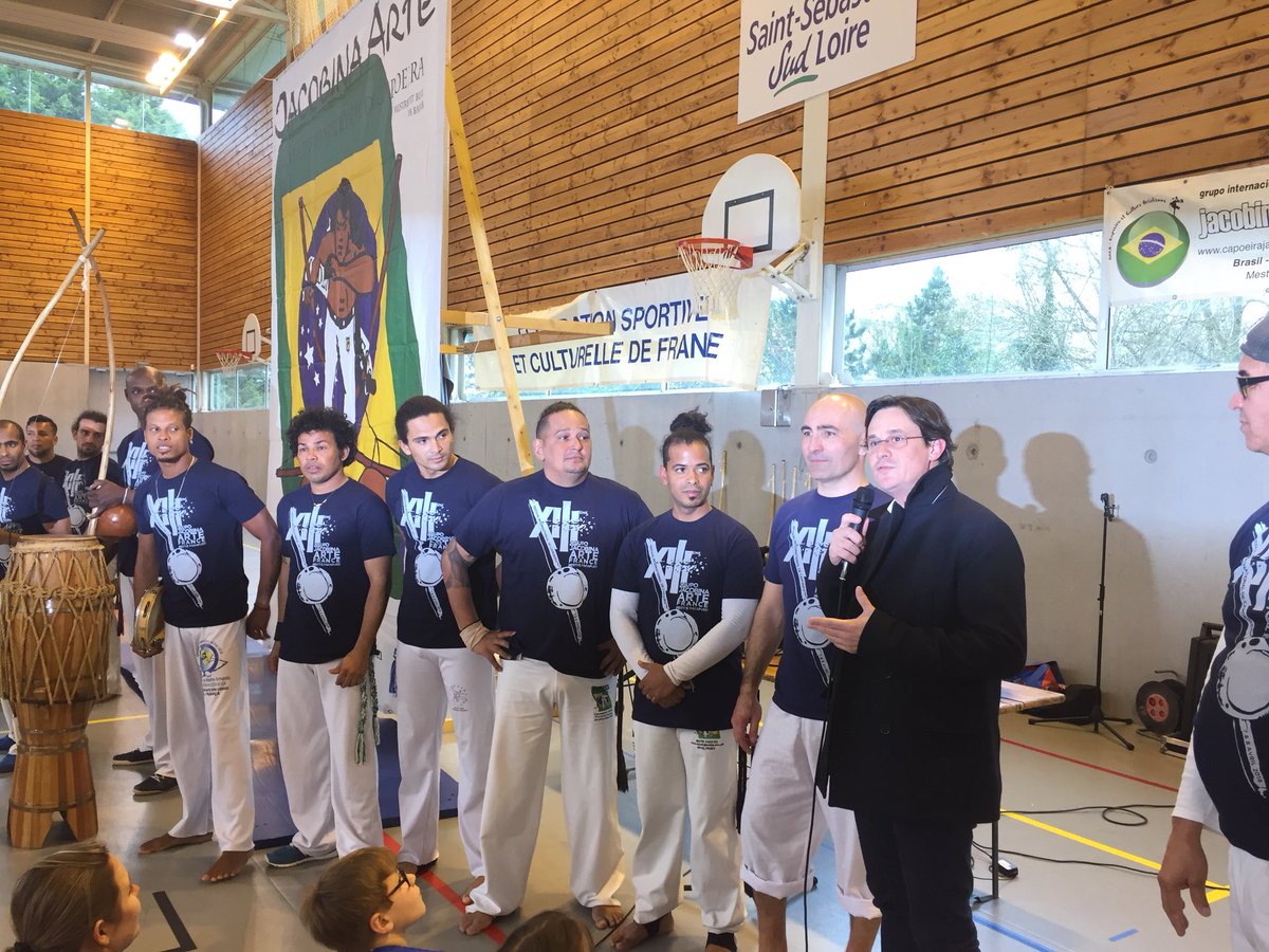 PatJean44's tweet photo. Vous ne rêvez pas notre Maire de @stsebsurloire @TURQUOISLaurent s’initie à la @CapoeiraSmg. Merci à toute l’équipe de #LaCambronnaise pour leur accueil. Bon festival à toutes et à tous https://t.co/zvdLe1PMwc