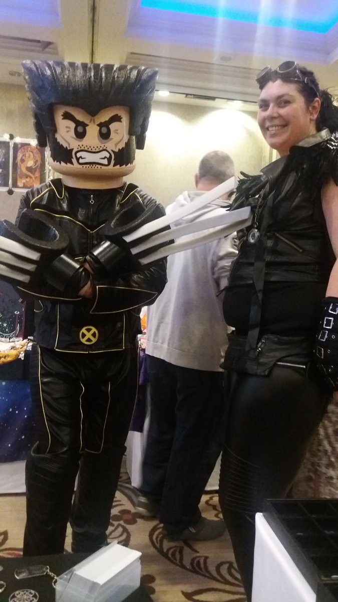 RebeccaRedford2's tweet photo. #brightonbeachcomicon #arrowgate #geekingout https://t.co/aJClG1l09O