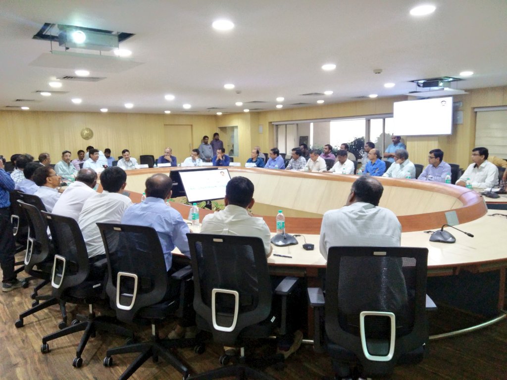 SCRailwayIndia's tweet photo. Shri Ghanshyam Singh, Member Traction, Railway Board #complemented Shri Vinod Kumar Yadav, GM/SCR and Officers for achievements in electric traction works during 2017-18 @RailMinIndia https://t.co/RyJ6G1N0VJ