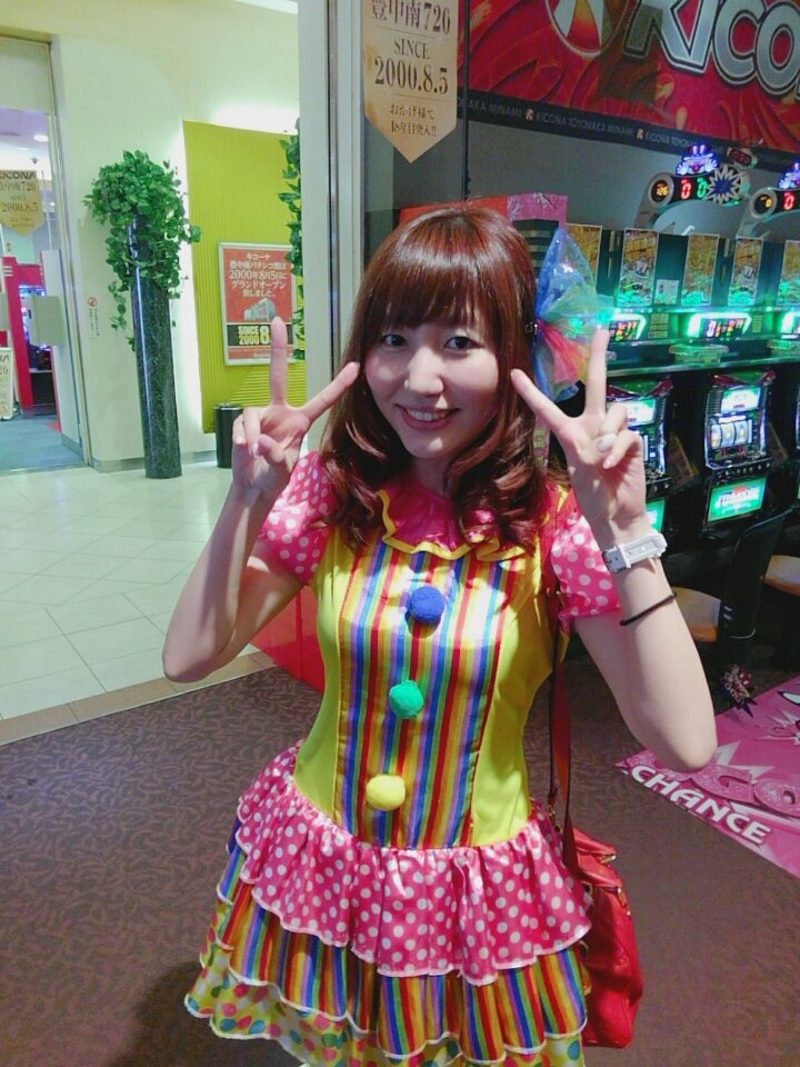 tomo19730701's tweet photo. 明日4/8は、#mico ちゃんが、#NEO_PALACE さんに #ハッピーマジック取材 で来店です🎵 なんと、お近くの #NEO_WORLD さんには、#白鳥みゆ ちゃんが来店🎵 白鳥姉妹と一緒に素敵な日曜日を過ごしませんか?
#白鳥姉妹
#明日は寒いけど伊丹エリアが熱い
#可愛いピエロ❤ https://t.co/PpEJykkbJ4