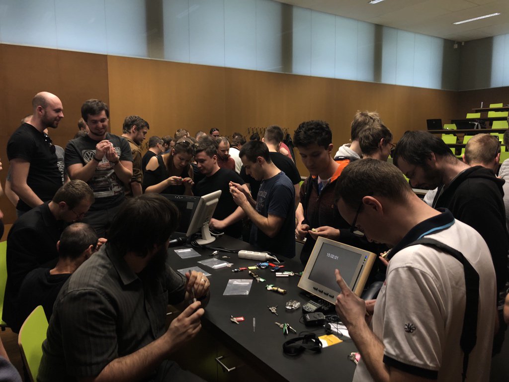 SecSessionCZ's tweet photo. lockpickers workshop #secsessioncz https://t.co/rqOpwnj4ct