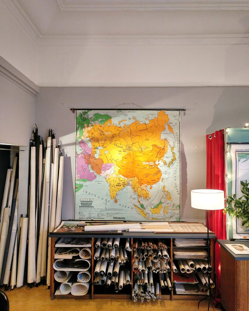 Decorar con mapas escolares como este es acierto seguro. Más aquí: almacenalquianhoptimo.com/categoria-prod…