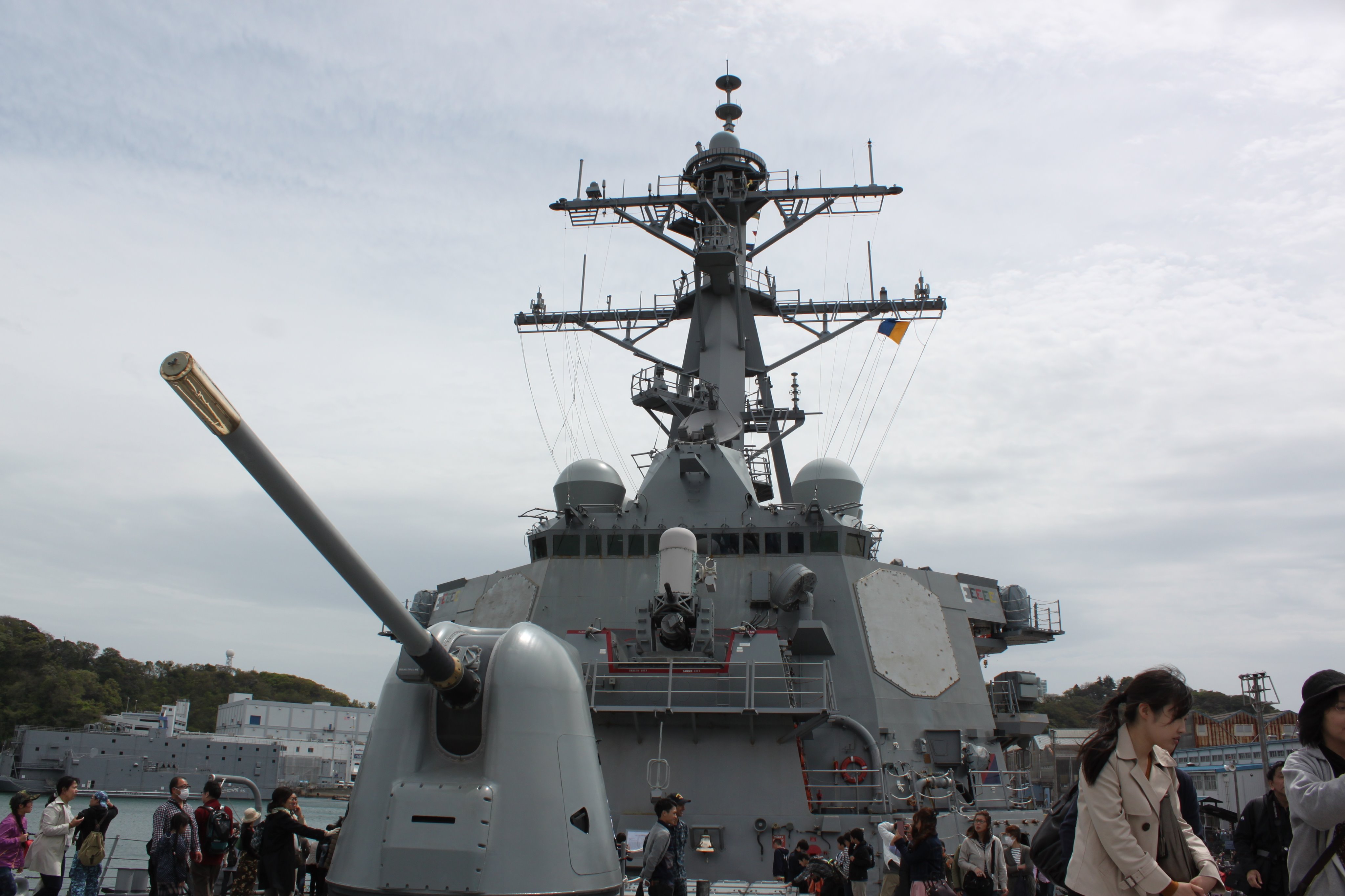 帝京大学軍事史研究会 横須賀行ってきました 1枚目 ミサイル駆逐艦ussカーティスウィルバー艦首から艦橋を望む 2枚目 Mk45 5インチ砲の使用済み薬莢 信管が意外と長かった 3枚目 Mk45 5インチ砲 やっぱり62口径は長い 4枚目 12 7mm機関銃架 同艦には8基