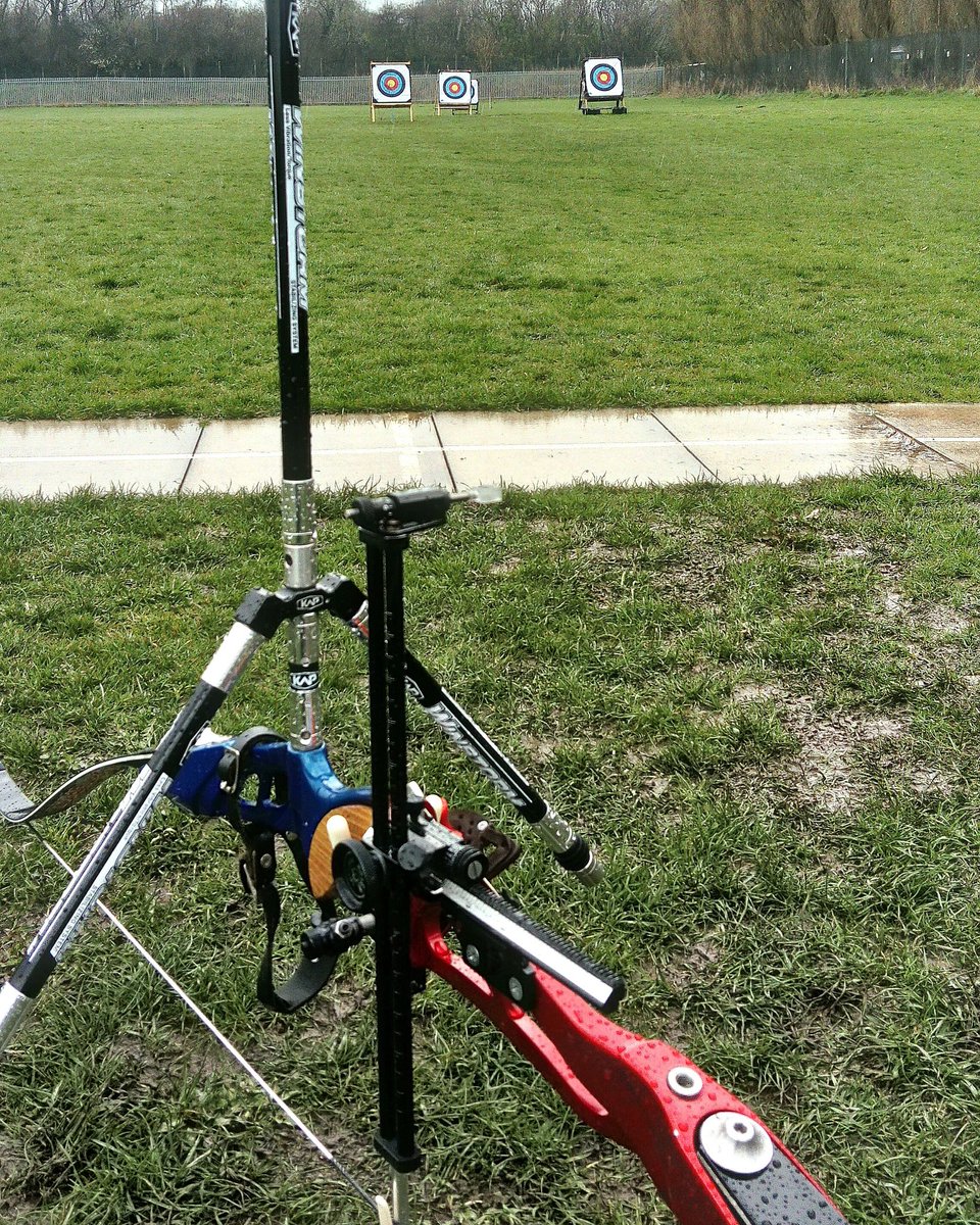 suearcheryqueen's tweet photo. Must be crazy.... Throwing it down but still went to archery. Kit now drying off... 🏹☔

#crazyarcher #wetarcher #lovearchery https://t.co/YEVBOIXqzv