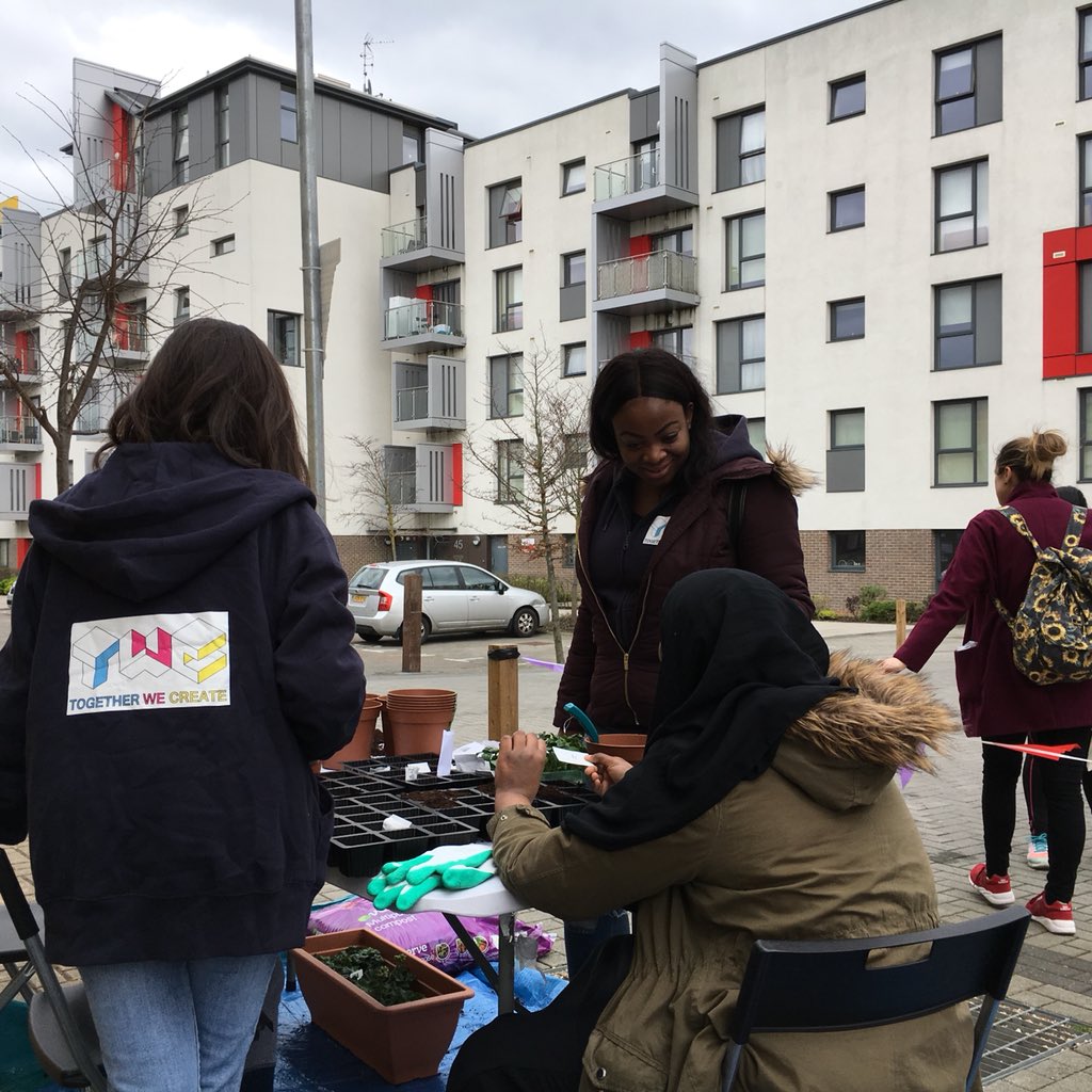 TWC_Projects's tweet photo. #Greenfingers!  #Gardening with @sarahcreates @Rosamjp @Ang_Kalou and the amazing @originhousing residents in #WatermillLane https://t.co/q7qWVr7vNv
