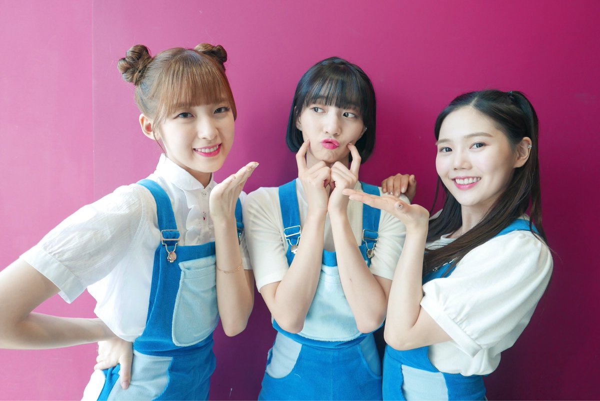 8_OHMYGIRL's tweet photo. 💕 
#오마이걸반하나 #효정 #비니 #아린

#바나나알러지원숭이
#오마이걸 #OHMYGIRL #OMG

https://t.co/quiFcpCne2 https://t.co/01BPp9IrfS