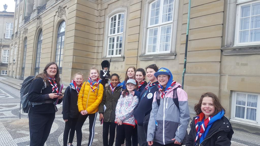AberdonDashers's tweet photo. Guard wasn't up for talking. @GirlguidingScot @DenmarkDash #DenmarkDash https://t.co/N2Pf5t3uQS