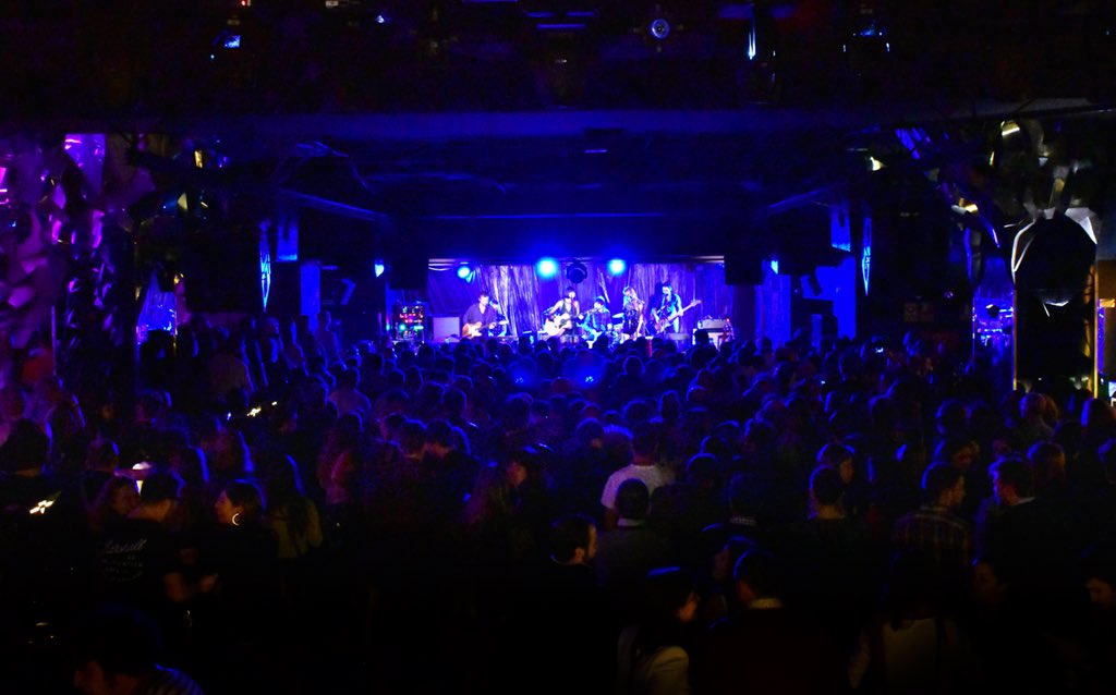 Nat_Simons's tweet photo. Aún no me lo creo... pensé que lo que ayer pasó era un sueño y hoy me levanto y veo esto. Mi ciudad Madrid, nunca he disfrutado tanto tocando mis temas en directo, vosotros habéis puesto la magia que necesitaba. GRACIAS ✨ https://t.co/YM4fSyfZyT