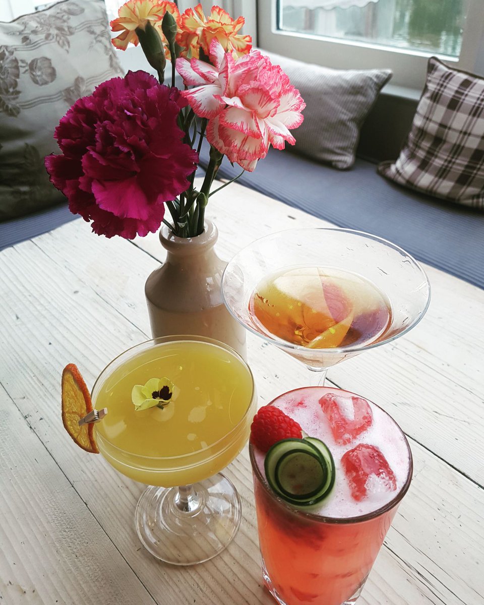 New Spring Cocktail Menu is up and running from Today 🍹
Come in and try our latest creations... Apple & Pear Cobbler... Cheshire's Gin Smash... Holy Joe.. etc 🍹🍹
#the_folly #thefolly #oxfordshire #oxford #cocktailmenu #cocktail #cocktails #bar #cocktailbar #restaurant #river