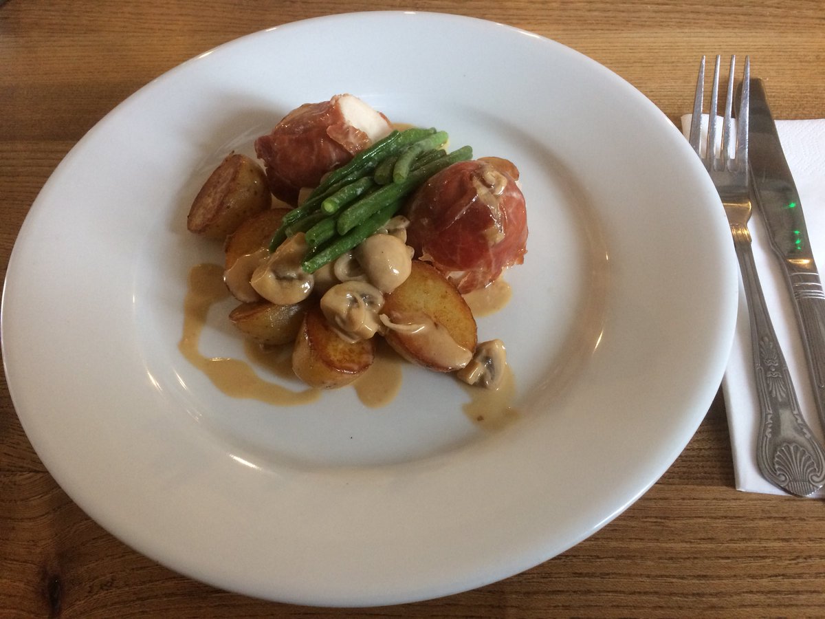 TiddingtonCrown's tweet photo. Happy Saturday everyone 😀 Today’s fantastic special is a Chicken Breast wrapped in Parma Ham, Mushroom Cream Sauce, Roasted New Potatoes and Fine Beans 😋😋 perfect with a glass of Fizz 🍾😍 #PubLife #Tiddington https://t.co/sJlsKRzqsP