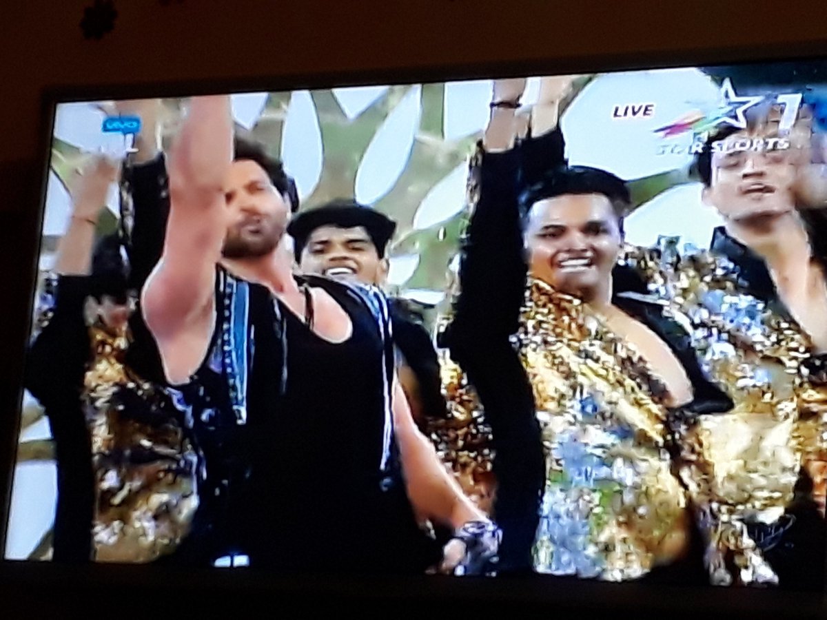 dishantsethia97's tweet photo. Loved the last moment of #OpeningCeremony of #VIVOIPL2018 and the man entered @iHrithik in last just shock and my heart is filled in happiness and joy..
great work by @StarSportsIndia 
LOVE YOU @iHrithik https://t.co/8NShMYQHIz
