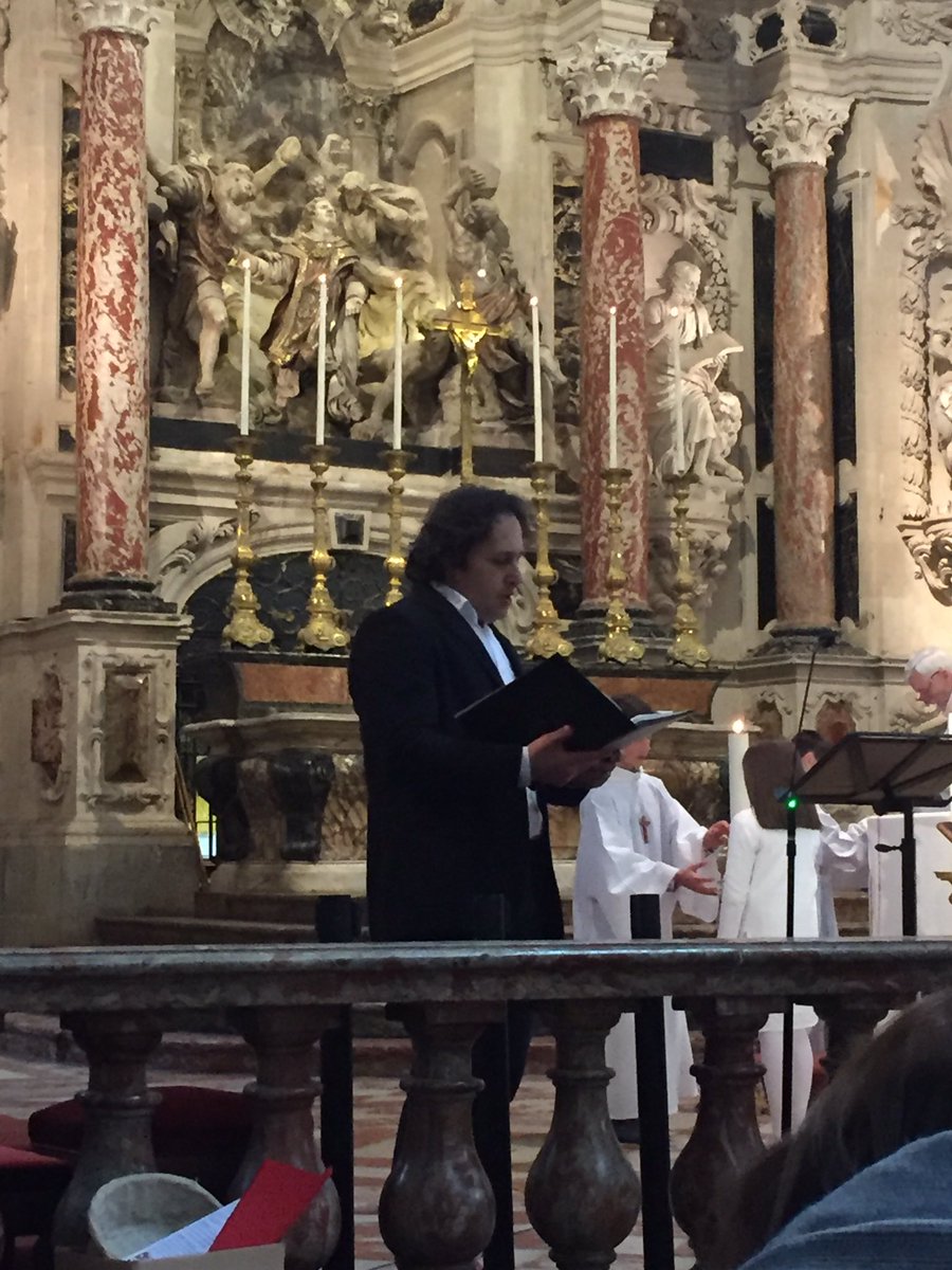 Le_Caousou's tweet photo. Omar Hassan chante pour l'eucharistie. https://t.co/xfi4isnvgI