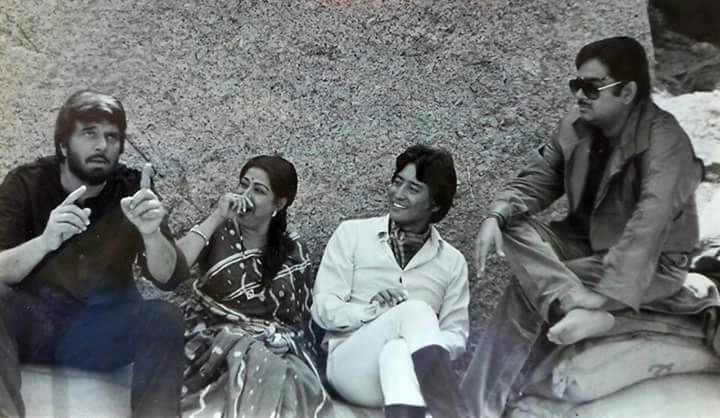 2807- #Dharmendra, #MoushmiChatterjee, #ShatrughanSinha and #DannyDenzongpa during the shoot of film #AagHiAag (1987)